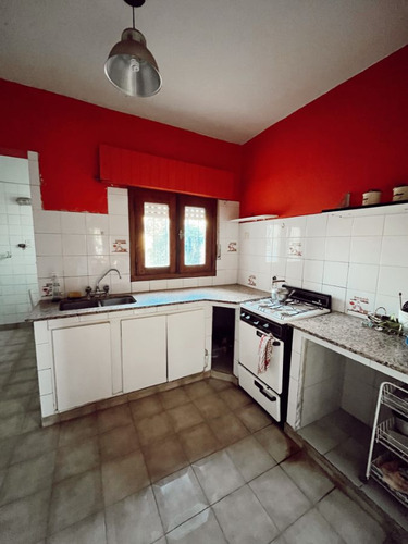 Casa En Venta De 2 Dormitorios C/ Cochera En Villa Floresta
