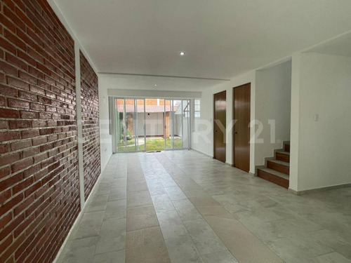 Venta De Casa, 3 Recamaras Con Closet, 3 Baños, Amplio Jardín Con Terraza
