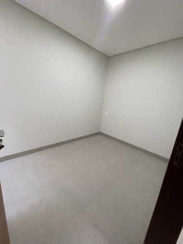 Lindos Sobrados De Alto Nível, Com Garagem Para 2 Carros, 3 Quartos Sendo 1 Deles Suíte, 3 Banheiros E Cozinha Integrada Com Sala.