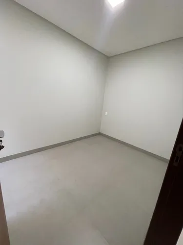 Lindos Sobrados De Alto Nível, Com Garagem Para 2 Carros, 3 Quartos Sendo 1 Deles Suíte, 3 Banheiros E Cozinha Integrada Com Sala.