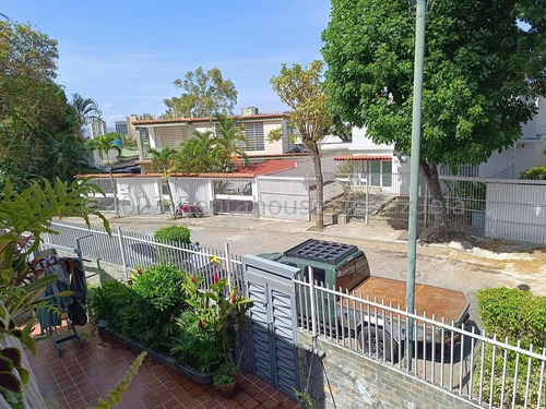 San Bernardino !! Amplia Y Hermosa Casa Totalmente Remodelada, Dividida En 3 Ambientes Independientes, 434 M2 Terreno, 555 M2 Const., 9 Hab., 8 Baños, 7 Pe, 3 Cocinas. Calle Cerrada Vigilancia 24/7 !!