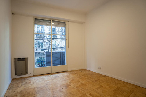 Departamento En Recoleta De 3 Ambientes Con Dependencia.