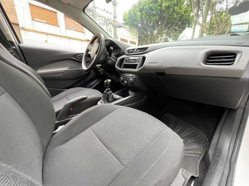 Imagen 13 de 25 de Chevrolet Onix 2019 1.4 Joy Ls