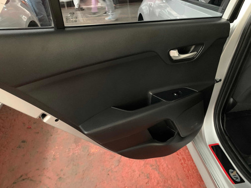 Imagen 9 de 14 de Kia Rio 1.6 Lx Sedan Mt 2018