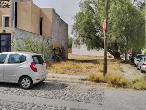 Venta De Terreno En Zona Residencial. 130 M2.