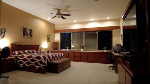 Casa De Lujo Con Alberca En Venta En Colinas De San Javier Villa Universitaria