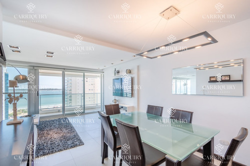 Venta De Excelente Apartamento De 3 Dormitorios Con Vista Al Mar, Playa Mansa, Punta Del Este