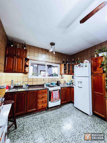 Casa En Venta - 2 Dormitorios 1 Baño - Cocheras - 420mts2 - Berisso