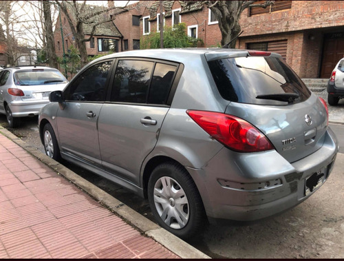 Imagen 2 de 9 de Nissan Tiida 1.8 Visia 5 P 2011