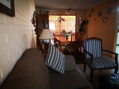 Casa En Venta De 4 Dorm. En Peñalolén