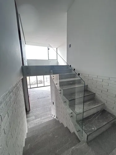 Nueva Con Diseño Arquitectónico Vanguardista