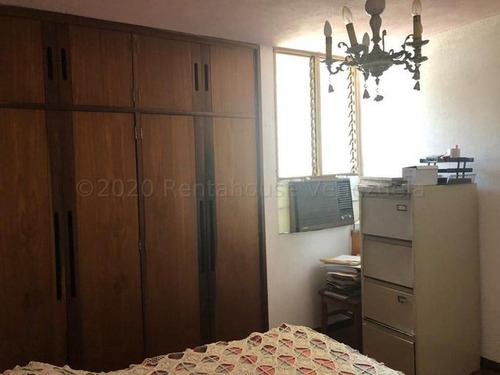 D.a Amplio Townhouse Con Anexo, Condominio Pequeño, Hermosa Piscina, Planta Total 100%, Agua Constante, Urb. Altos De Guataparo, Valencia Carabobo 22-14061