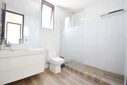 Casa En Venta De 5 Dorm. En Colina