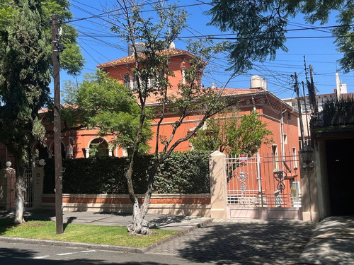 Ubicada En Esquina, Para Remodelar Con Estilo Único