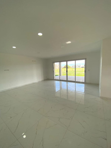 Casa En Venta - 3 Dormitorios 3 Baños - Cochera - Cruz Del Sur, San Vicente