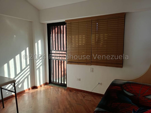 Townhouse En Alquiler, Urb. Lomas De La Trinidad