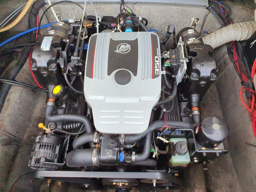 Imagen 10 de 11 de Lancha Quicksilver 2400 Cuddy Mercruiser 300 Hp Pata Bravo 3