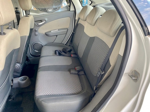 Imagem 14 de 15 de Fiat Grand Siena 1.6 Essence
