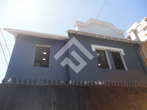 Casa En Venta De 4 Dorm. En Ñuñoa
