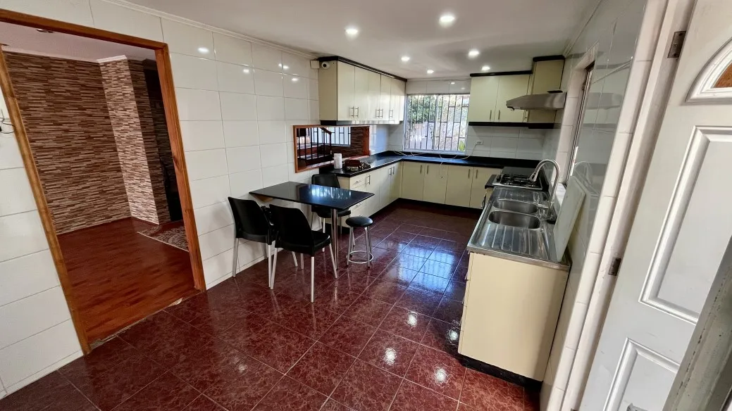 Imagen 1 de 30 de Casa Grande En Buen Sector Quilicura