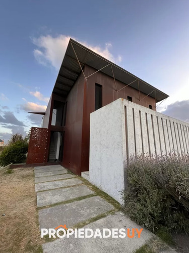 Casa En Venta Y Alquiler Temporal De 3 Suites Y Dependencia De Servicio  - Punta Piedras