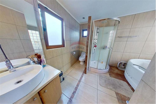 Dos Casas En Uno En Condominio!