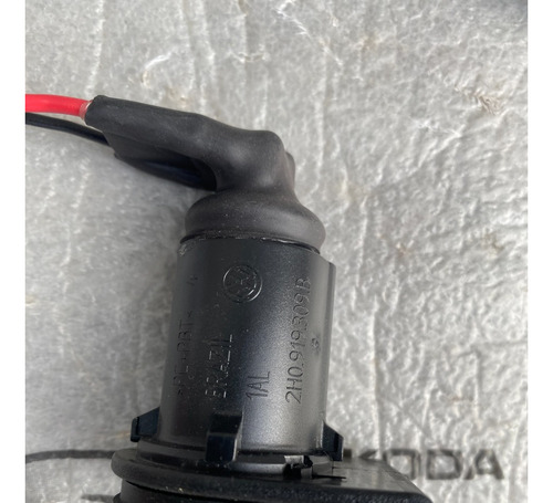 Toma Corriente 12v Con Cable Y Ficha Caja Vw Amarok Original