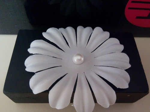 Imagen 1 de 3 de Flores De Tela Blanca Con Media Perla. Lea Antes De Ofertar!