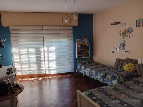 Venta De Casa Dos Plantas, Cochera Y Parrillero