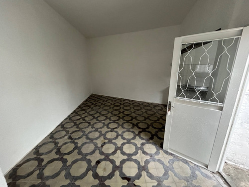Alquiler - Apartamento Con Dos Ambientes Y Patio En Pocitos - Vázquez Y Vega Y Bv. España