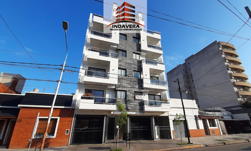 Excelente Semipiso De 2 Amb. De 47 M² Con Balcón Terraza Caseros Centro.