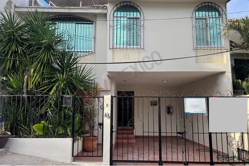 Precio Reducido Casa Con 2 Terrazas En La Azotea Y Un Patio