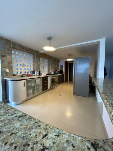 Se Vende Hermosa Y Moderna Quinta En Alto Prado - Caracas De 500 M2 De Terreno. (a.v)