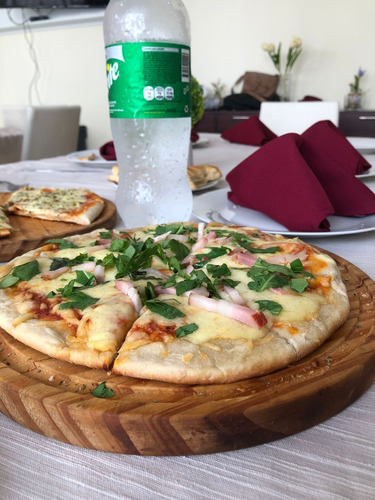 Servicio De Pizzas A La Parrilla / Cocina / Parrilla / Mozos
