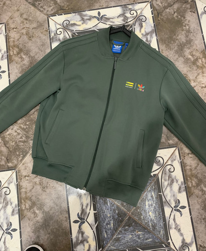 Campera Adidas Pharrell Williams Talle M Inmaculada (Usado)