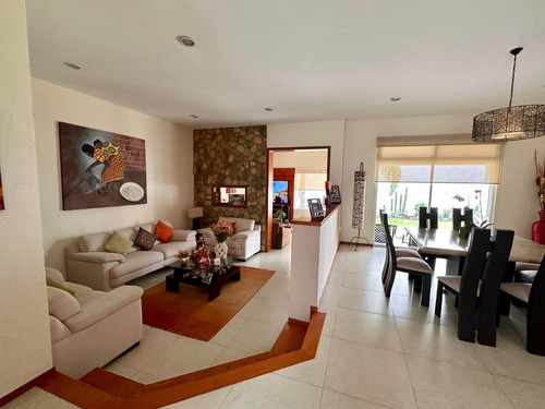 Oportunidad De Inversión - Casa Moderna Con Acabados De Primera En Previlegiada Ubicación En León!!