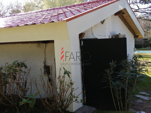 Construcción Tradicional De Ladrillo Por Fuera, Piedra Por Dentro Y Techo De Tejas-ref:37762