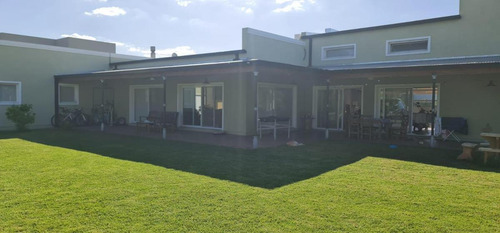 Casa En Venta - 3 Dormitorios 3 Baños - Cochera - 1.600mts2 - Chivilcoy
