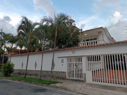 En Venta Casa De Dos Plantas, Área 685,72 M2. 5 Hab/ 6b/ 3 Est.