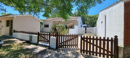 Chalet Con Galpón, Quincho, Garaje Y Local Al Frente.