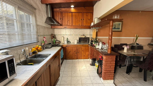 Vivienda Multifamiliar Con Dos Casas Y Un Galpón En Un Amplio Terreno En Billinghurst