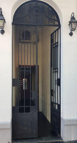 Casa En Venta - 3 Dormitorios 2 Baños - 248mts2 - Lanús Este