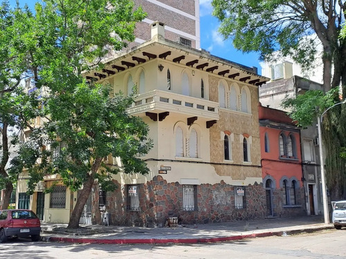 Hermosa Casa De Bello Y Reborati. Casa De Estilo, 5 Dormitorios Y Tres Baños. Espacios Amplios, Excelente Ubicación. Ideal Para Empresa.