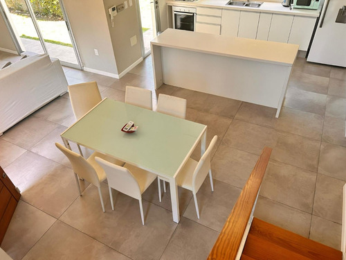 Venta De Casa De 2 Dormitorios En Pinar Sur A Una Cuadra Del Mar.