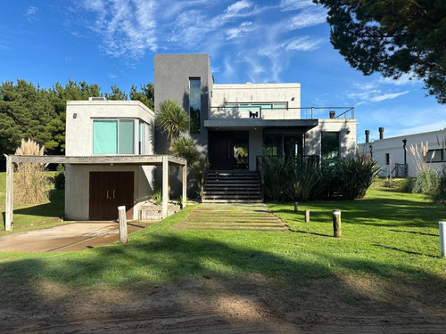 Casa En Venta - 4 Dormitorios 4 Baños - Pinamar