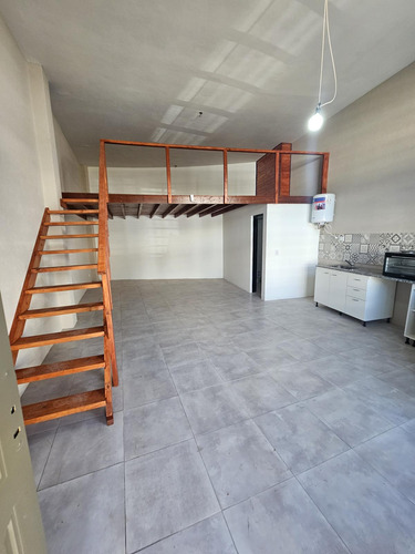 Monoambiente Con Gran Entrepiso (funcional Como Dormitorio) En Alquiler, Renovado Por Completo