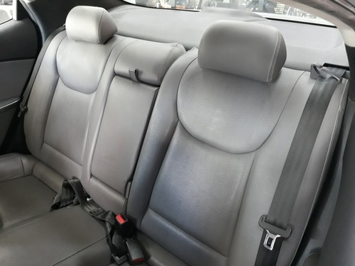 Imagem 10 de 10 de Hyundai Elantra 2013 1.8 16v Gls Aut. 4p