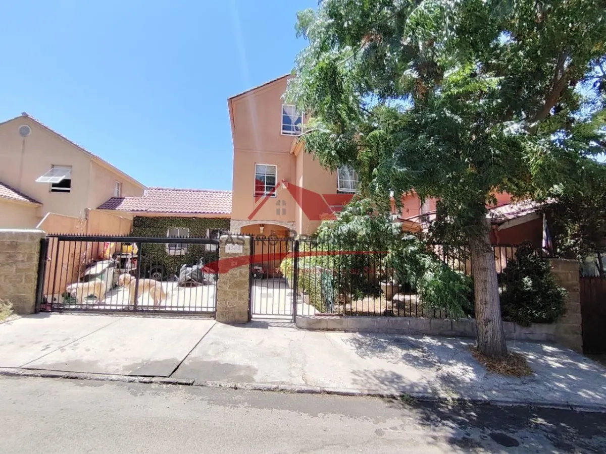 Imagen 1 de 20 de Casa De Tres Pisos, 6 Dormitorios, 4 Baños, Quilicura