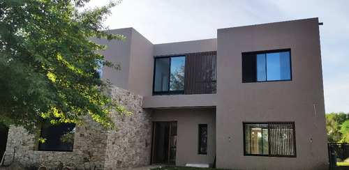 Construcción En Puertos Del Lago.