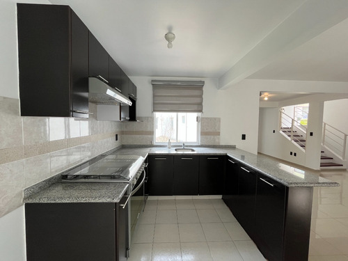 Casa En Privada, Ubicada A Un Costado Del Outlet De Punta Norte.
